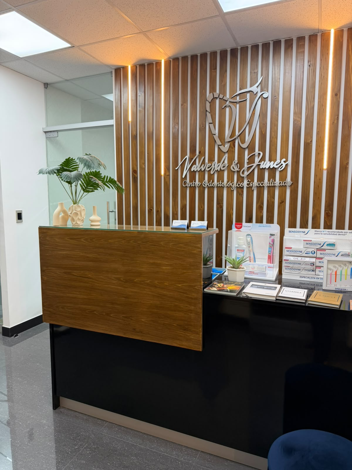 Recepción del consultorio de Valverde & Junes en San Isidro